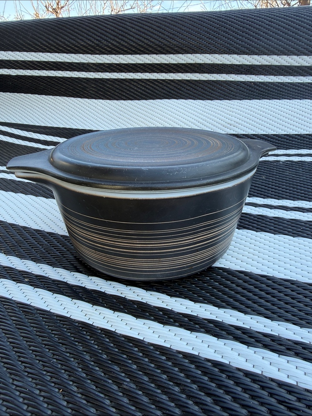 vintage Pyrex 1.5-quart lidded casserole dish in the "Terra" pattern 474-B